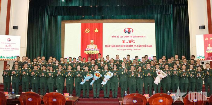 Các đồng chí lãnh đạo Quân đoàn 34 và đảng viên Đảng bộ Cục Chính trị.