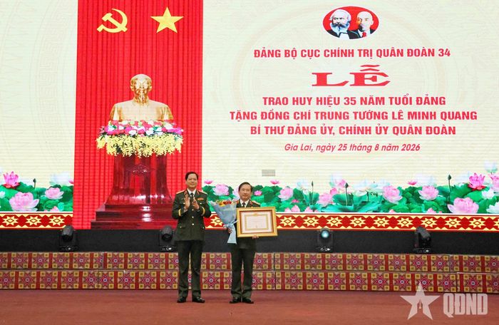 Trung tướng Lê Minh Quang, Bí thư Đảng ủy, Chính ủy Quân đoàn 34 nhận Huy hiệu 35 năm tuổi Đảng.
