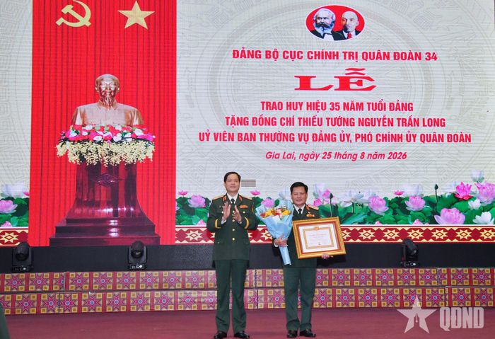 Thiếu tướng Nguyễn Trần Long, Ủy viên Ban Thường vụ Đảng ủy, Phó chính ủy Quân đoàn 34 nhận Huy hiệu 35 năm tuổi Đảng.