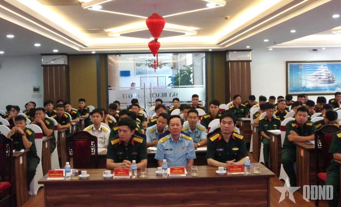  Các đại biểu dự khai mạc tập huấn. 