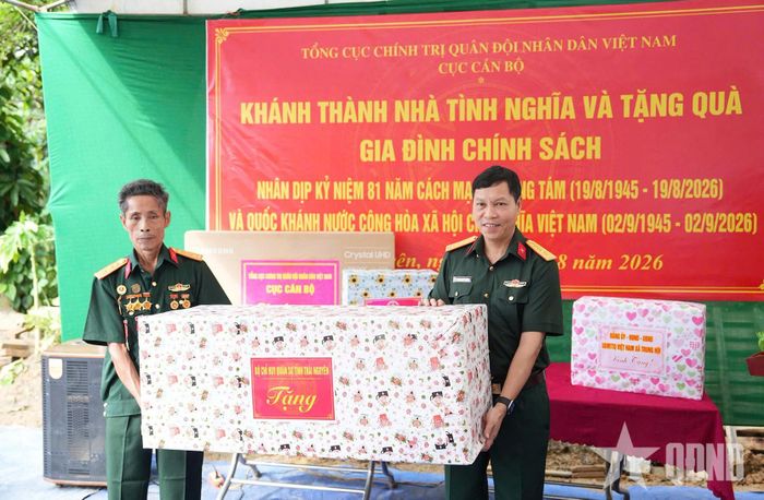 Đại tá Phan Quyết Thắng dự lễ khánh thành nhà tình nghĩa và tặng quà bệnh binh Trần Minh Tuận. 