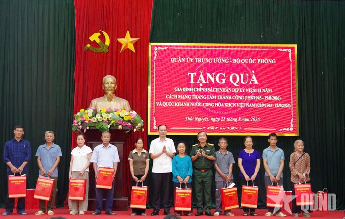 Đại tá Tạ Văn Thiện, Phó chính ủy Bộ CHQS tỉnh Thái Nguyên trao quà tặng các gia đình chính sách tại xã Yên Trạch. 