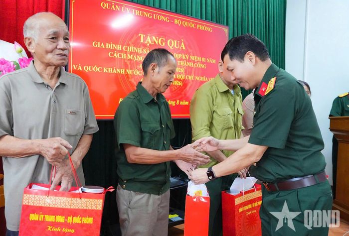 Đại tá Phan Quyết Thắng, Phó chính ủy Bộ CHQS tỉnh Thái Nguyên trao quà tặng các gia đình chính sách, người có công trên địa bàn xã Phú Đình.