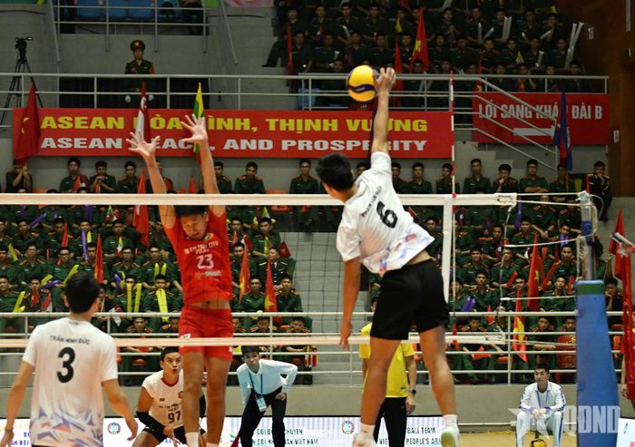 Set 1 diễn ra với nhiều pha bóng giằng co.