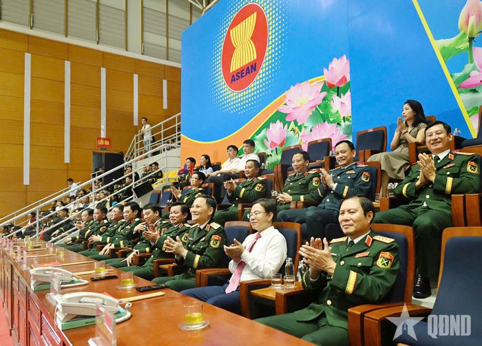 Đại tướng Nguyễn Tân Cương, cùng lãnh đạo Bộ Ngoại giao, thủ trưởng Bộ Tổng Tham mưu, Tổng cục Chính trị, và các cơ quan, đơn vị trực thuộc Bộ Quốc phòng dự khán trận đấu.