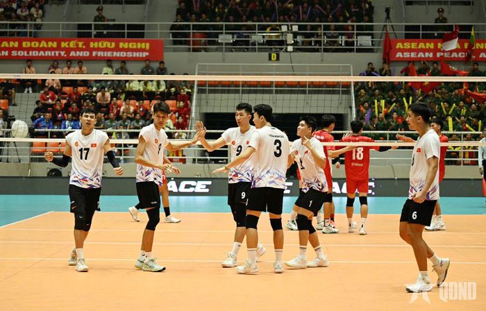 Các tuyển thủ đội tuyển bóng chuyền QĐND Việt Nam ăn mừng điểm số trong set 1.