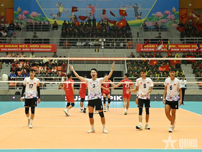 Các tuyển thủ QĐND Việt Nam thi đấu thăng hoa trong set 3.