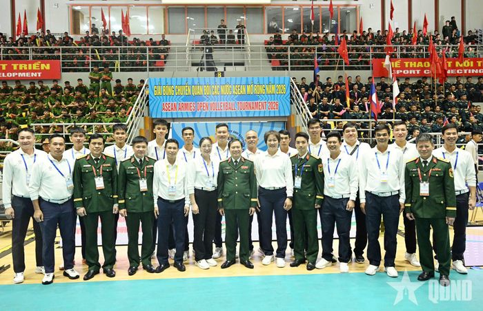 Đại tướng Nguyễn Tân Cương cùng đội ngũ trọng tài, giám sát, thành viên Ban tổ chức chụp ảnh chung.
