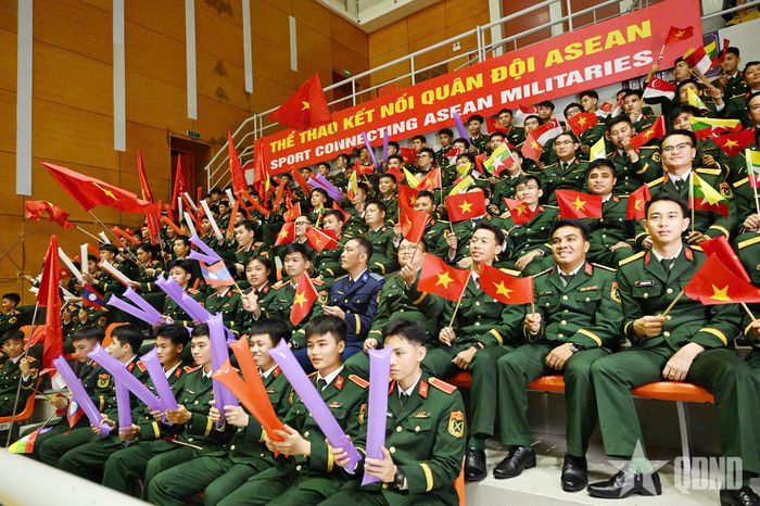 Sự sôi động trên khán đài.