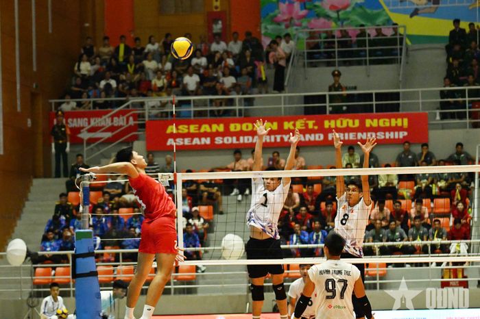 Câu lạc bộ Công an TP Hồ Chí Minh (trang phục màu đỏ) thi đấu quyết tâm trong set 2.