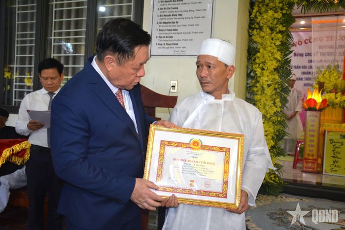 Đại tướng Nguyễn Trọng Nghĩa trao Huy hiệu 80 năm tuổi Đảng cho thân nhân gia đình đồng chí Lê Thương vừa mới qua đời, xã Vĩnh Định, tỉnh Quảng Trị. 