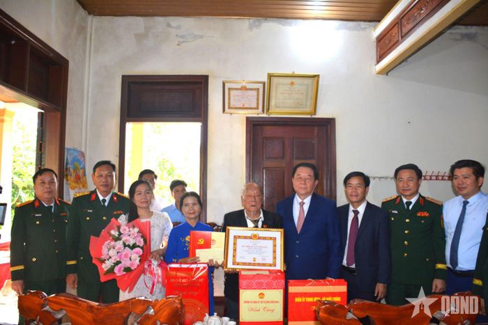 Đại tướng Nguyễn Trọng Nghĩa và đoàn công tác trao Huy hiệu 80 năm tuổi Đảng và quà tặng đồng chí Phan Bá Phù, xã Ái Tử, tỉnh Quảng Trị. 