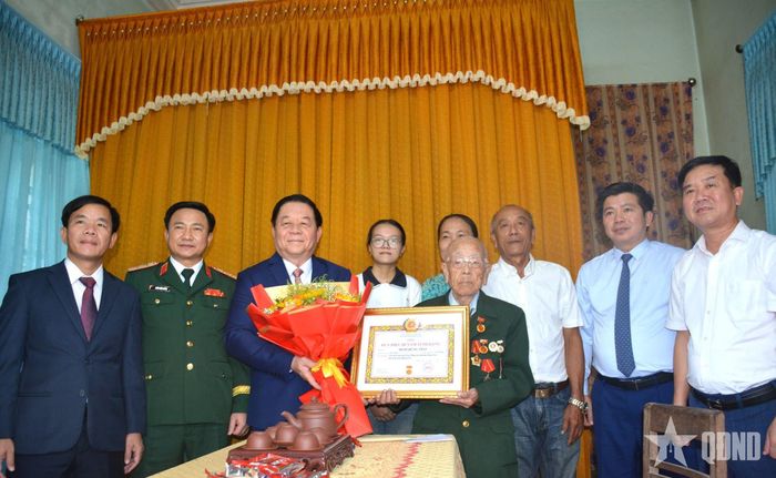 Đại tướng Nguyễn Trọng Nghĩa và đoàn công tác tại buổi lễ trao Huy hiệu 80 năm tuổi Đảng tặng gia đình đồng chí Đinh Hùng Thái. 