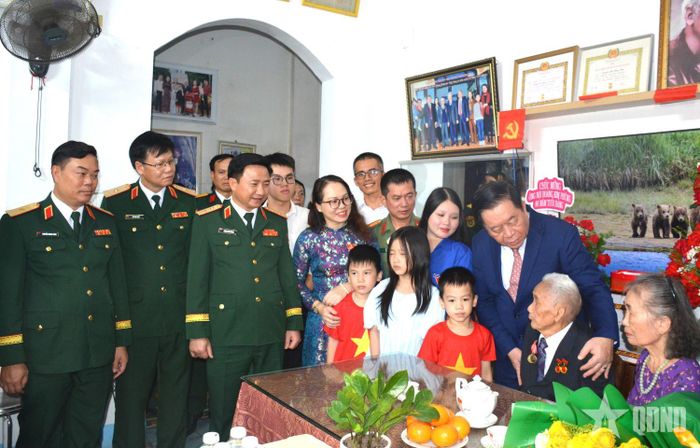 Đại tướng Nguyễn Trọng Nghĩa trao Huy hiệu 80 năm tuổi Đảng và thăm hỏi đảng viên Hoàng Kim Phùng.  