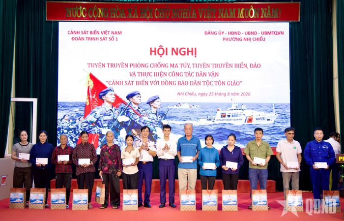 Đại diện Cảnh sát biển Việt Nam cùng lãnh đạo địa phương tặng quà các gia đình chính sách, người dân và giáo dân có hoàn cảnh khó khăn.