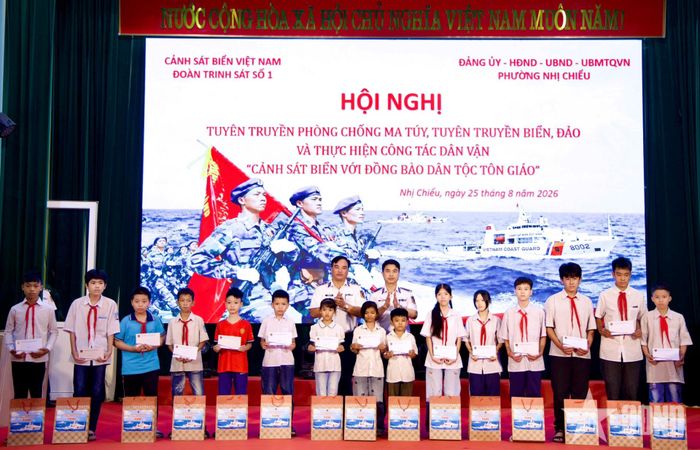 Đơn vị tặng quà các học sinh có hoàn cảnh khó khăn, vươn lên học giỏi.