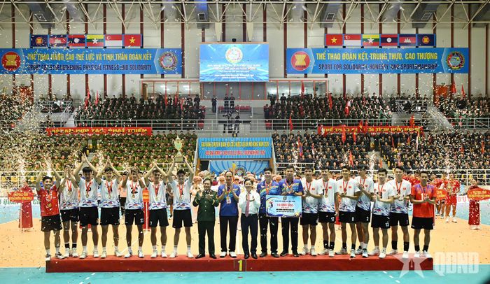 Đại tướng Nguyễn Tân Cương, Ủy viên Trung ương Đảng, Ủy viên Thường vụ Quân ủy Trung ương, Tổng Tham mưu trưởng, Thứ trưởng Bộ Quốc phòng và đồng chí Ngô Lê Văn, Thứ trưởng Bộ Ngoại giao trao cúp vô địch tặng Đội tuyển bóng chuyền QĐND Việt Nam.
