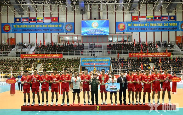 Trung tướng Nguyễn Bá Lực, Phó tổng Tham mưu trưởng, Trưởng ban tổ chức Giải bóng chuyền Quân đội các nước ASEAN mở rộng năm 2026 trao giải Á quân tặng câu lạc bộ Công an TP Hồ Chí Minh.