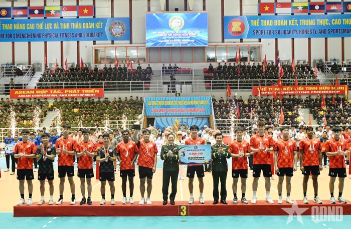Thủ trưởng Bộ Tổng Tham mưu và Tổng cục Chính trị trao giải Ba tặng đội bóng chuyền Quân đội Singapore.