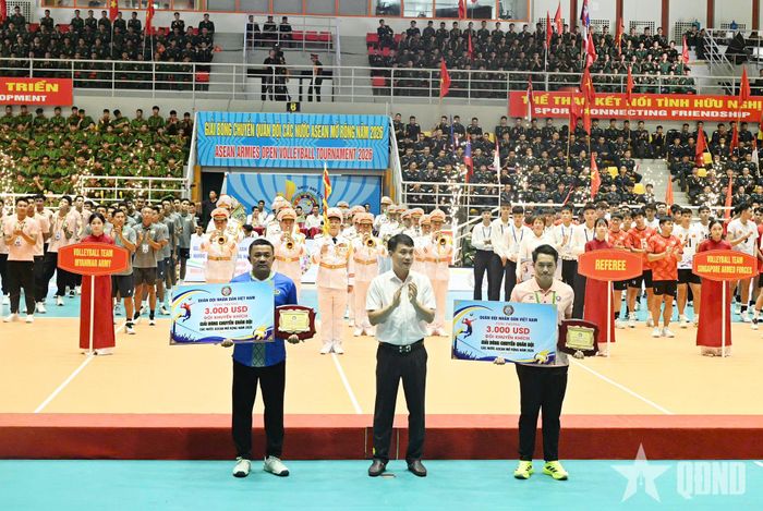 Đại diện Liên đoàn Bóng chuyền Việt Nam trao giải Khuyến khích tặng đại diện đội bóng chuyền QĐND Lào và đội bóng chuyền Quân đội Hoàng gia Campuchia.