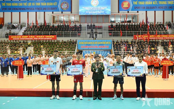 Ban tổ chức trao các giải thưởng cá nhân tặng các vận động viên và trọng tài.