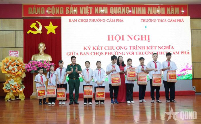 Nhân dịp này, Ban CHQS phường đã tặng 10 suất quà cho các cháu học sinh Trường THCS Cẩm Phả có hoàn cảnh khó khăn. 
