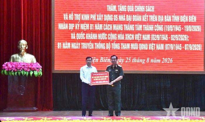 Trung tướng Trương Mạnh Dũng trao hỗ trợ tỉnh Điện Biên xây dựng 5 nhà đại đoàn kết.