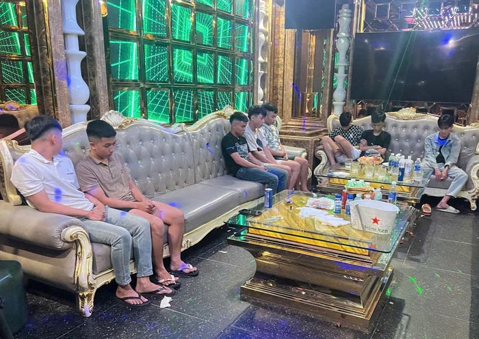 Phòng Cảnh sát điều tra tội phạm về ma tuý phát hiện nhóm đối tượng sử dụng ma túy trong quán karaoke.