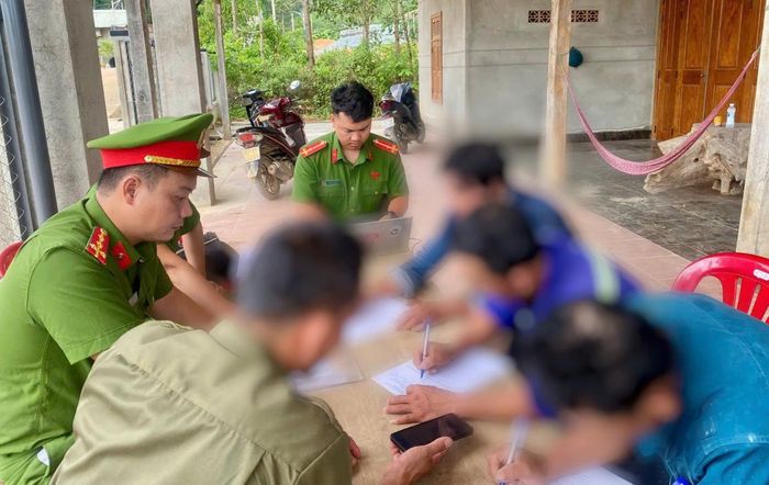 Test nhanh ma túy đối với công nhân tại các công trường.