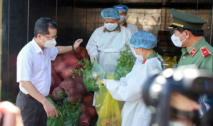 Lãnh đạo Thành ủy Đà Nẵng và Công an TP Đà Nẵng (giai đoạn dịch COVID 19) thăm hỏi, động viên cán bộ chiến sĩ Công an TP vừa làm nhiệm vụ đảm bảo an ninh trật tự vừa hoàn thành xuất sắc việc cung ứng thực phẩm cho nhân dân.