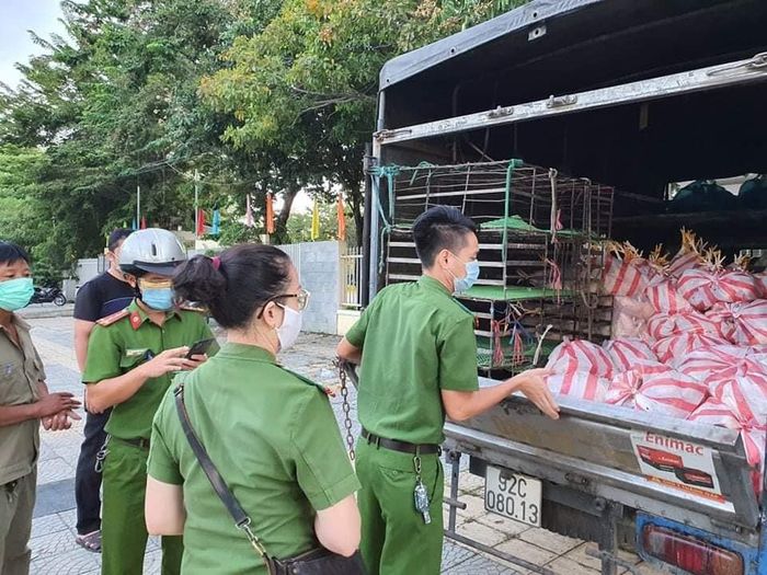 Những chuyến xe tiếp tế lương thực thực phẩm những ngày ấy là hình ảnh mà người dân ở các vùng "cách ly" mong chờ nhất.