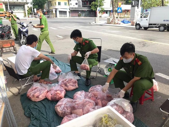 Cán bộ chiến sĩ Công an TP Đà Nẵng vào vai "tiểu thương" cung ứng thực phẩm cho người dân trong giai đoạn cách ly xã hội phòng chống đại dịch COVID-19