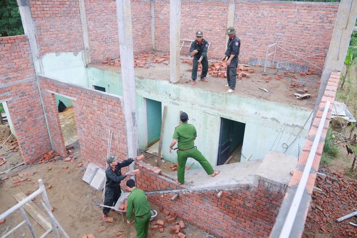 Cán bộ chiến sĩ Công an TP Đà Nẵng tham gia sửa chữa, xây mới lại nhà cho người dân vùng lũ trong Chiến dịch Quang Trung.