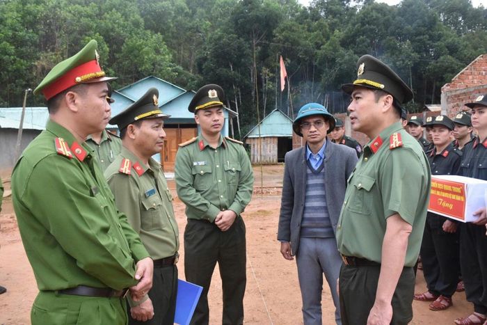Đại tá Nguyễn Xuân Hoàng động viên cán bộ chiến sĩ tham gia Chiến dịch Quang Trung, xây dựng, sửa chữa nhà cho người dân vùng lũ.