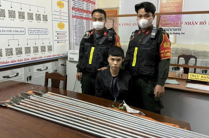 Lực lượng 911 bắt giữ các đối tượng có hành vi gây rối trật tự công cộng.