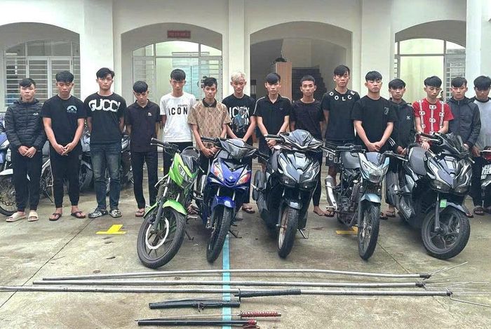 Lực lượng 911 bắt giữ các đối tượng có hành vi gây rối trật tự công cộng.
