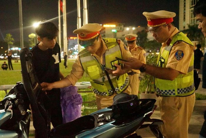 Lực lượng tham gia các tổ 911 tiến hành kiểm tra hành chính các nhóm thanh thiếu niên trên đường phố về khuya.