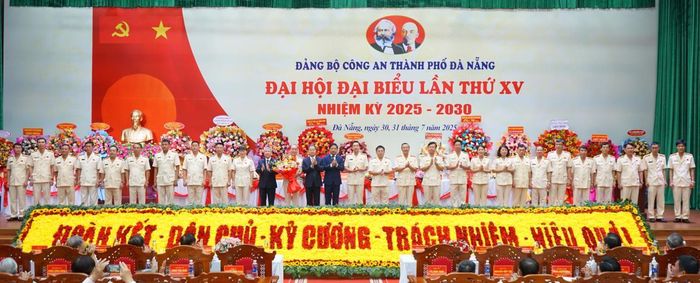 Công an TP Đà Nẵng viết tiếp những trang sử vàng, xứng đáng với danh hiệu cao quý Anh hùng Lực lượng vũ trang nhân dân.