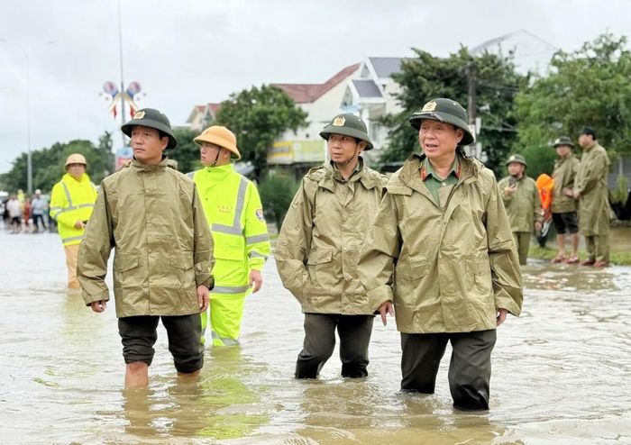 Giám đốc Công an TP Đà Nẵng và lãnh đạo Công an các đơn vị, địa phương kiểm tra công tác phòng chống thiên tai, đảm bảo an toàn cho người dân trong mưa bão.