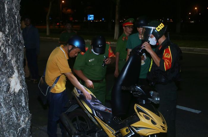 Lực lượng Công an TP Đà Nẵng tuần tra kiểm soát khép kín địa bàn, bảo vệ bình yên cuộc sống nhân dân.