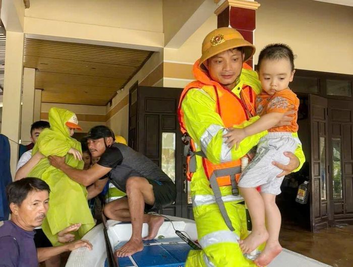 Cán bộ chiến sĩ Công an TP Đà Nẵng hỗ trợ người dân sơ tán, bảo vệ an toàn tính mạng, tài sản trong thiên tai.