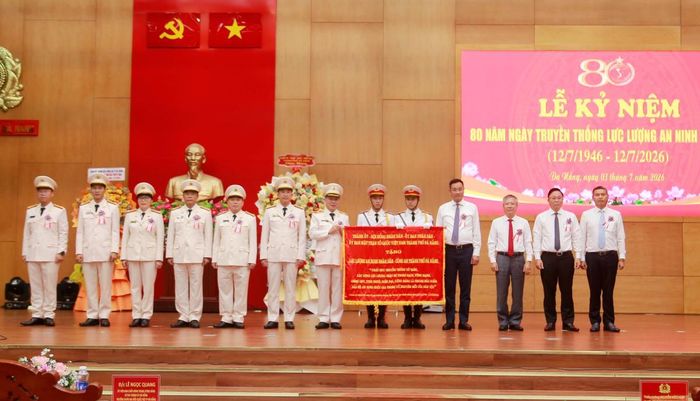 Công an TP Đà Nẵng tiếp tục viết tiếp những trang sử vàng, xứng đáng với danh hiệu cao quý Anh hùng Lực lượng vũ trang nhân dân(trong ảnh: Lãnh đạo thành phố Đà Nẵng trao tặng bức trướng cho lực lượng An ninh nhân dân CATP nhân kỷ niệm 80 năm Ngày truyền thống lực lượng).