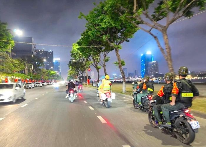 Lực lượng Cảnh sát ngày đêm bám địa bàn bảo vệ bình yên cho thành phố.