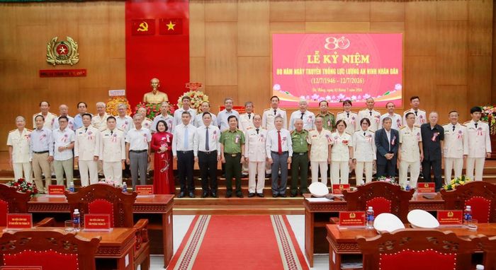 Các thế hệ lực lượng An ninh TP Đà Nẵng chụp ảnh lưu niệm tại lễ kỷ niệm 80 năm Ngày truyền thống lực lượng An ninh nhân dân.