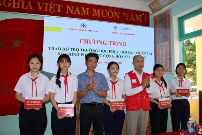 Trao học bổng cho học sinh khó khăn nằm trong khu vực bị ảnh hưởng bởi mưa lũ năm 2025