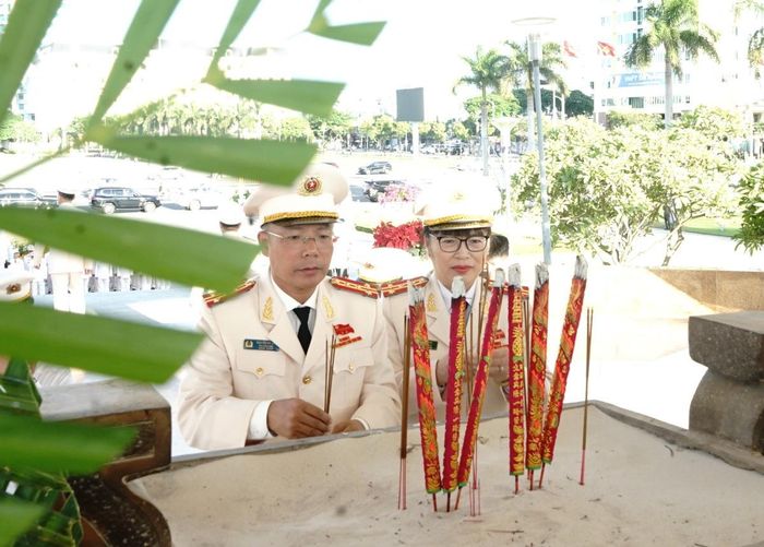 Các đồng chí trong Ban giám đốc Công an thành phố tiến hành dâng hương