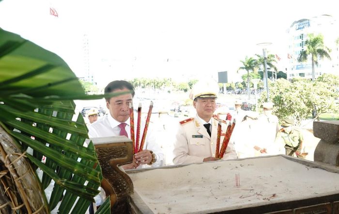 Đồng chí Nguyễn Khắc Toàn, Phó Bí thư Thường trực Thành ủy và Thiếu tướng Nguyễn Hữu Hợp, giám đốc Công an thành phố tham gia dâng hương tại buổi lễ
