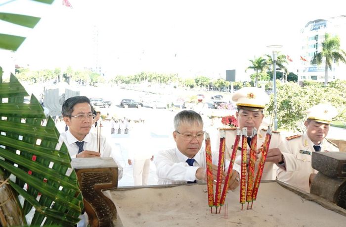 Các đồng chí lãnh đạo thành phố và Ban giám đốc Công an thành phố tiến hành dâng hương