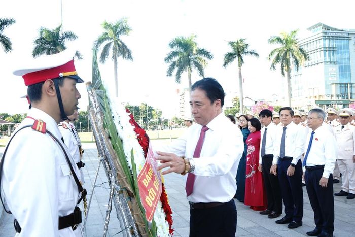 Đồng chí Nguyễn Khắc Toàn, Phó Bí thư Thường trực Thành ủy chỉnh hoa trước khi tham gia lễ dâng hương, dâng hoa