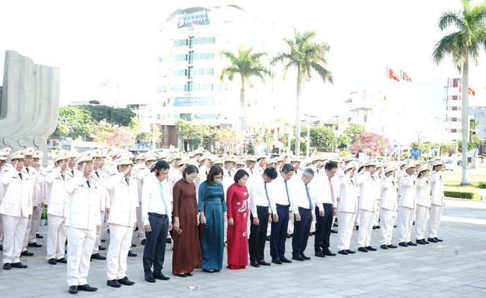Các đại biểu dành phút tưởng niệm tại buổi lễ dâng hương, dâng hoa